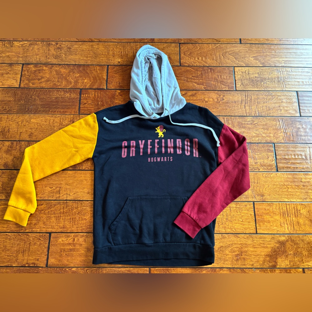 Warner Bros Red and Yellow Sweatshirt Retro Color-Blocked Design